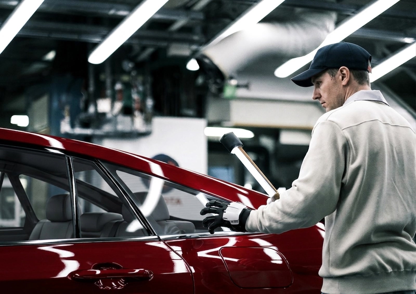 ContactGlove3 Proを使用する自動車工場の作業者